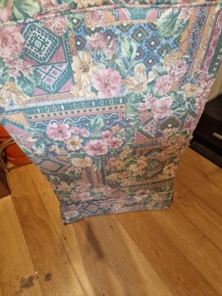 Sillón orejero de tela estampado floral
