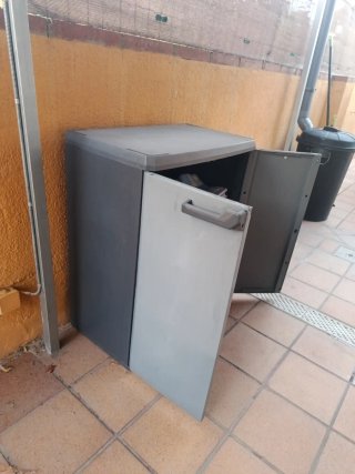Armario pequeño exterior gris de plástico