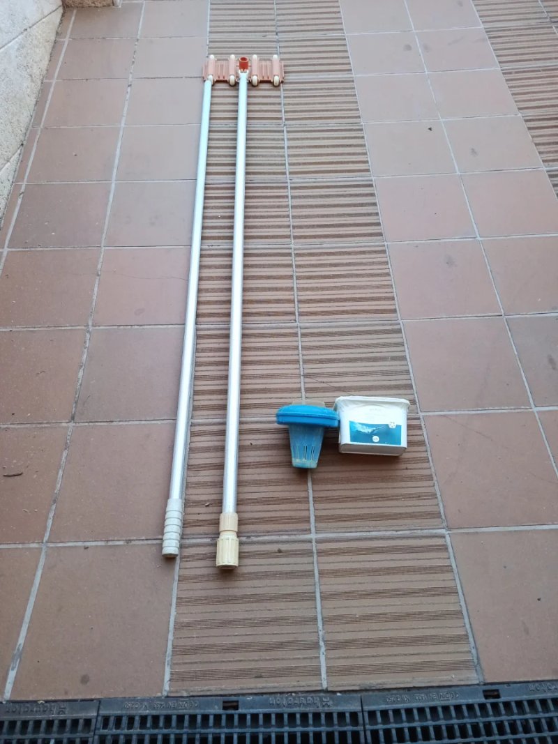 Limpiafondos piscina y dos pértigas