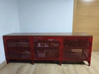 Mueble TV industrial rojo y madera
