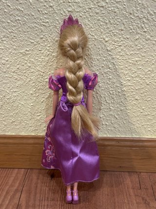 Muñeca Barbie Rapunzel con corona y cepillo