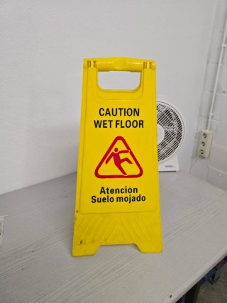 Señal de suelo mojado Atención