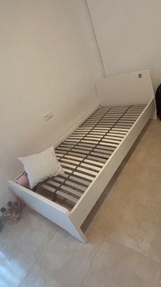 Cama individual blanca para niño