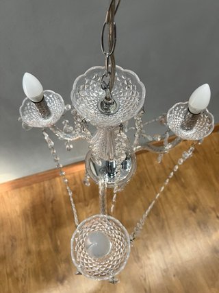Elegante lámpara araña de tres brazos