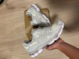 Zapatillas Asics NYC Plata y Blanco