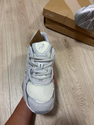 Zapatillas Asics NYC Plata y Blanco