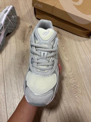 Zapatillas Asics NYC Plata y Blanco