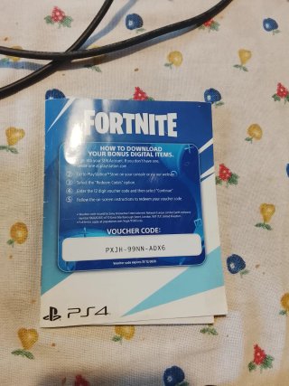 PS4 Slim + FIFA 20 + Controller