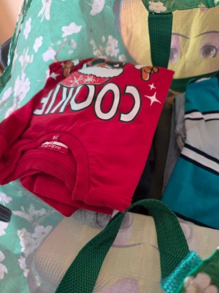 Abiti bambino: maglia rossa e maglia a righe