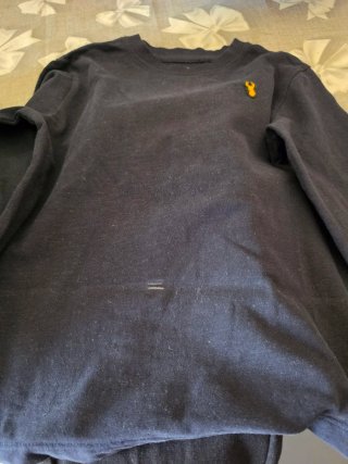 Abiti bambino: maglia rossa e maglia a righe