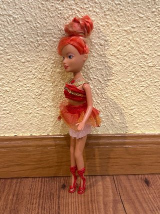Muñeca bailarina con vestidos, accesorios, zapatos