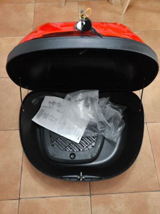 Baúl moto 48L tectake negro/rojo