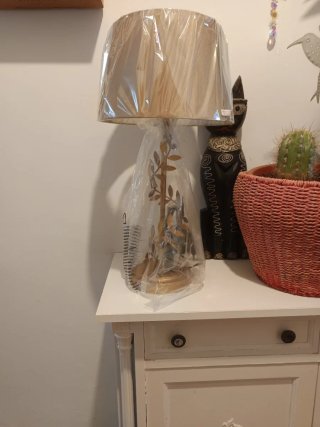 Lámpara dorada con pantalla nueva