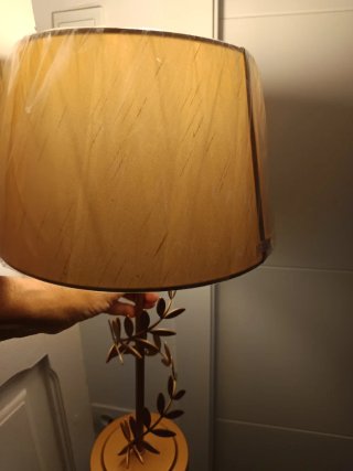 Lámpara dorada con pantalla nueva