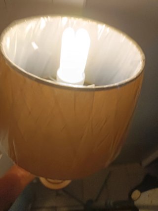 Lámpara dorada con pantalla nueva
