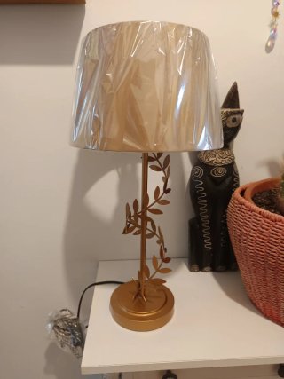 Lámpara dorada con pantalla nueva