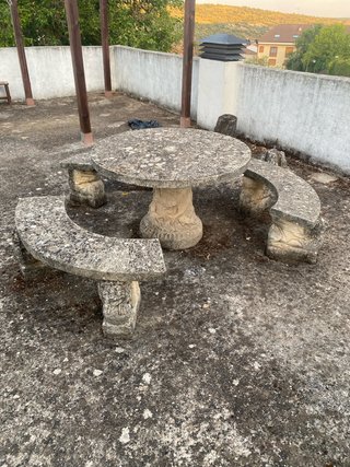 Mesa y bancos de piedra patio