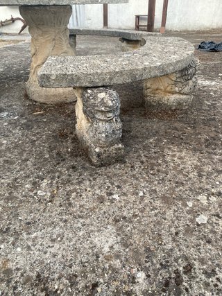 Mesa y bancos de piedra patio