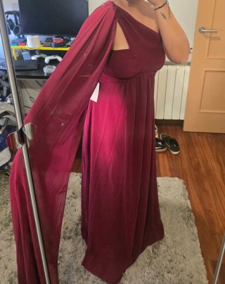 SIN ESTRENAR Vestido invitada con moderna capa tul