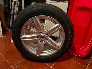 Rueda coche RUNWAY 215/60 R17 Nueva a estrenar.