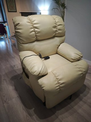 Sillón reclinable y masajeador beige