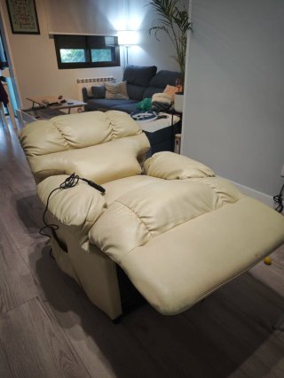 Sillón reclinable y masajeador beige