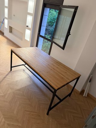 Mesa de madera y metal