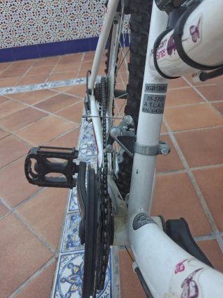 Bicicleta niña morada y blanca