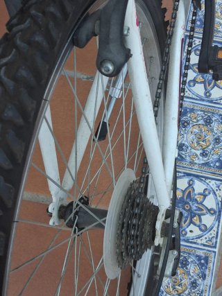 Bicicleta niña morada y blanca