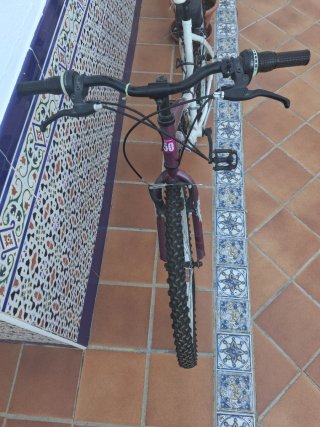 Bicicleta niña morada y blanca