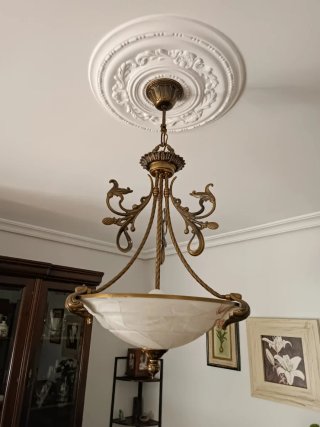 Lámpara de salón dorada y de cristal