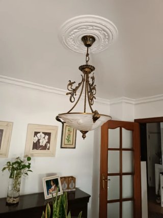 Lámpara de salón dorada y de cristal