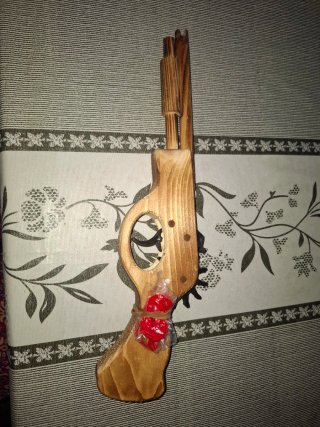 Pistola de juguete de madera artesanal