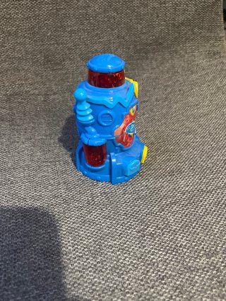 Torre Superzings con muñeco