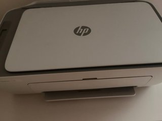 Impresora HP gris y blanca