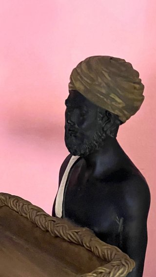 Figura Hombre con Turbante y Cesta