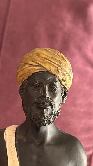 Figura Hombre con Turbante y Cesta