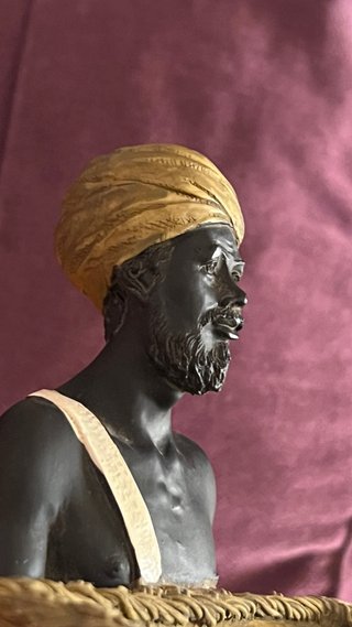 Figura Hombre con Turbante y Cesta