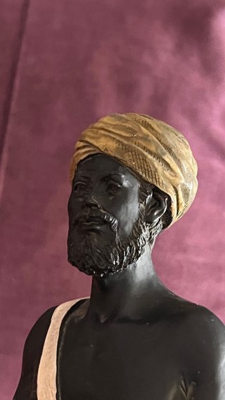 Figura Hombre con Turbante y Cesta
