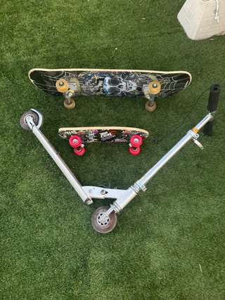 Patinete y 2 monopatines