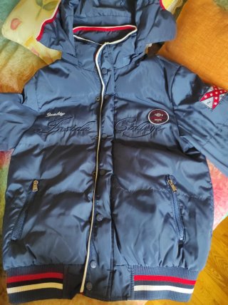 Cazadora azul con parches y bordados