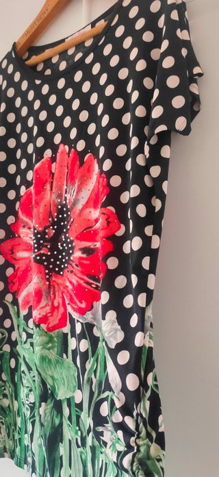 Blusa Deise lunares y flor roja