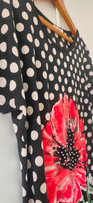 Blusa Deise lunares y flor roja