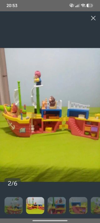 Barco de juguete con figuras