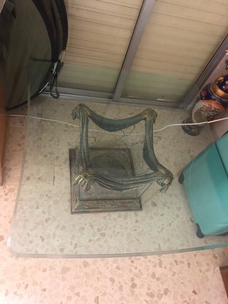 Mesa de cristal dorada con diseño