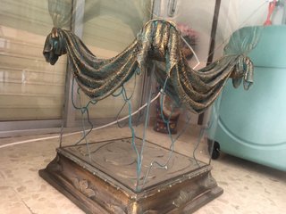 Mesa de cristal dorada con diseño