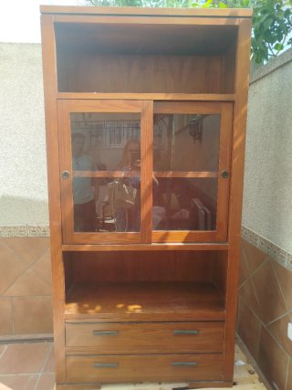 Mueble bar de madera con puertas de cristal