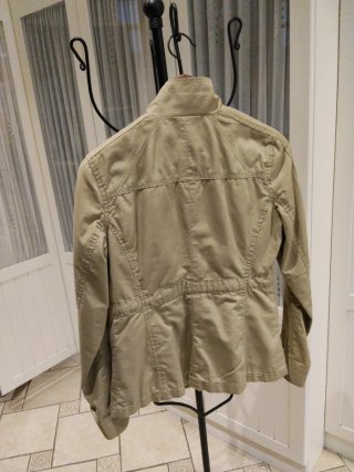 Chaqueta caqui entretiempo