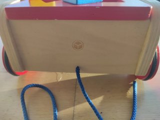 Coche de madera para tirar con bloques