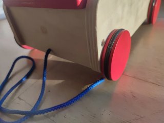 Coche de madera para tirar con bloques